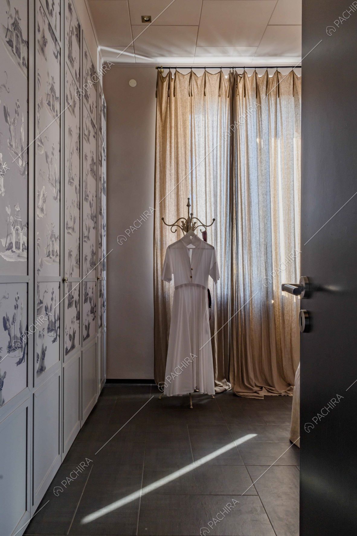 Ingresso della camera da letto con carta da parati, pavimento nero in gres e vetrate