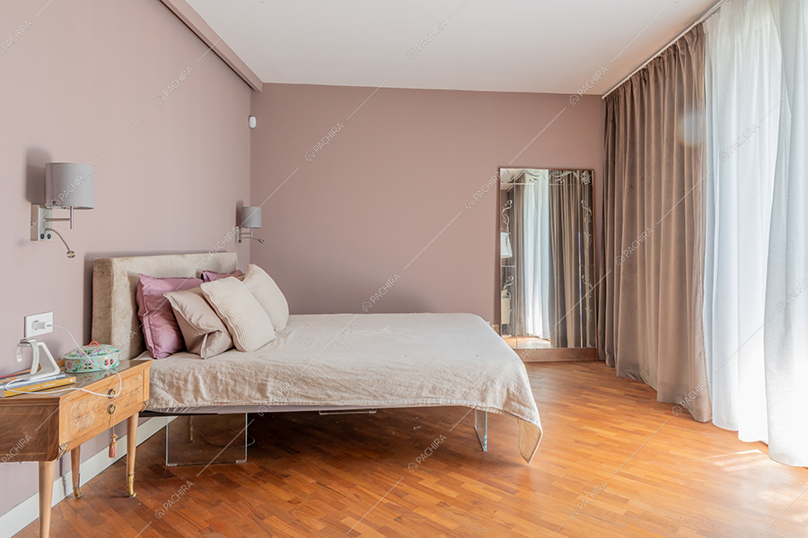 Camera da letto della villa Gange, location in stile contemporaneo a Milano