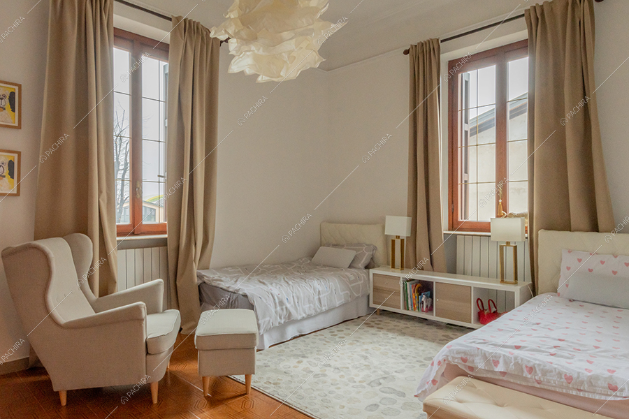 Camera da letto della villa Vinson, location in stile moderno a Milano
