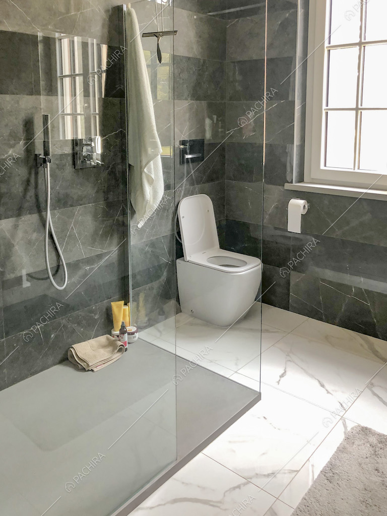 Pareti in marmo nero nel bagno e box doccia