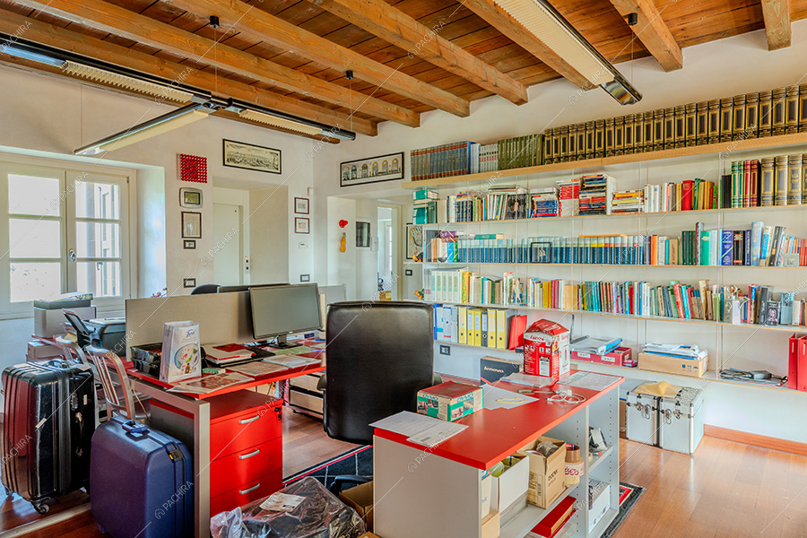 Ufficio della villa Quito, location in stile classico a Lecco