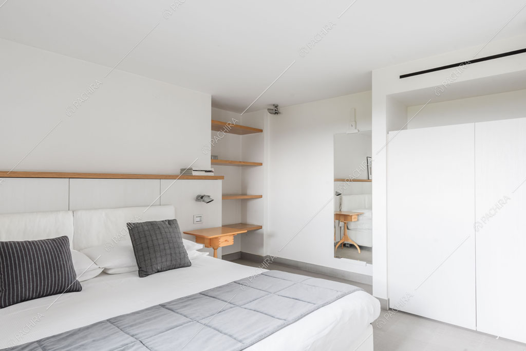Camera da letto matrimoniale con pareti bianche della villa Roveja, location in stile contemporaneo a Como