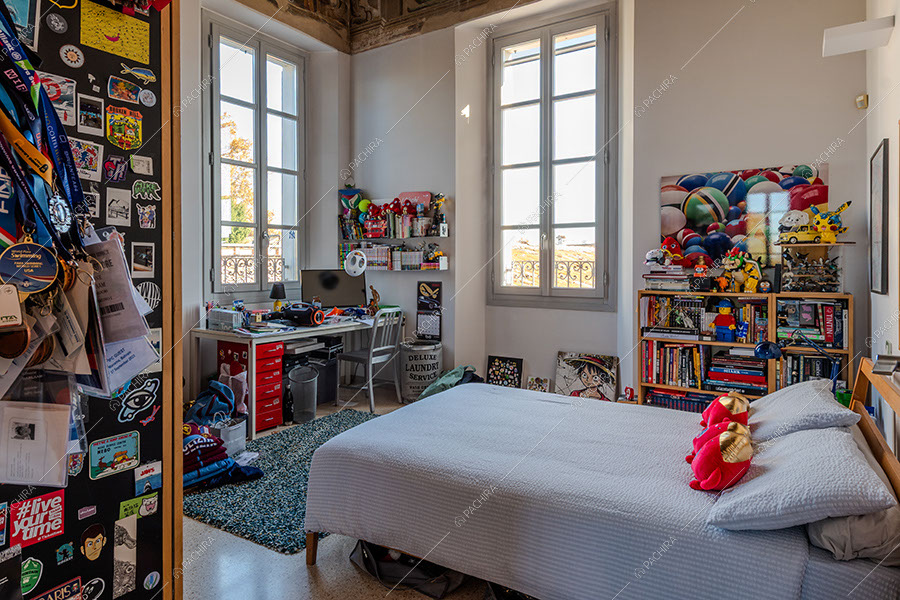 Camera da letto della villa Mayon, location in stile moderno a Milano