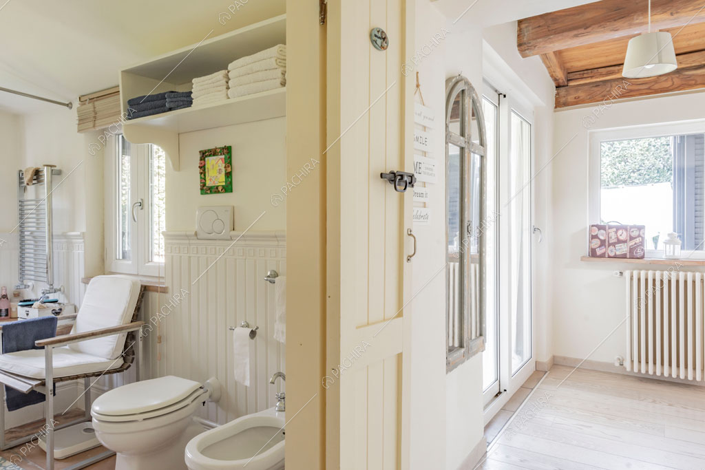 Scorcio su bagno e corridoio della location Aliseo, villa in stile contemporaneo a Roma