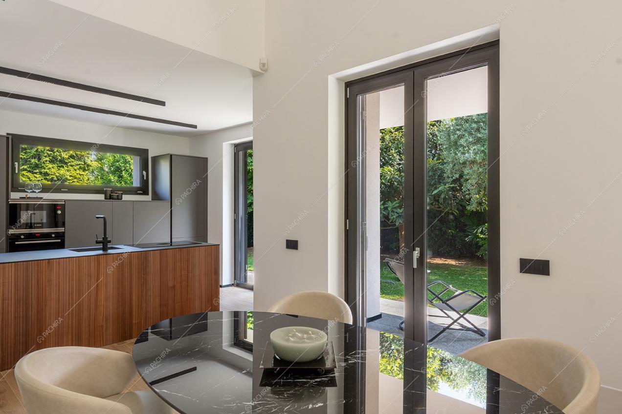 Zona living della villa Guadiana, location in stile moderno a Como