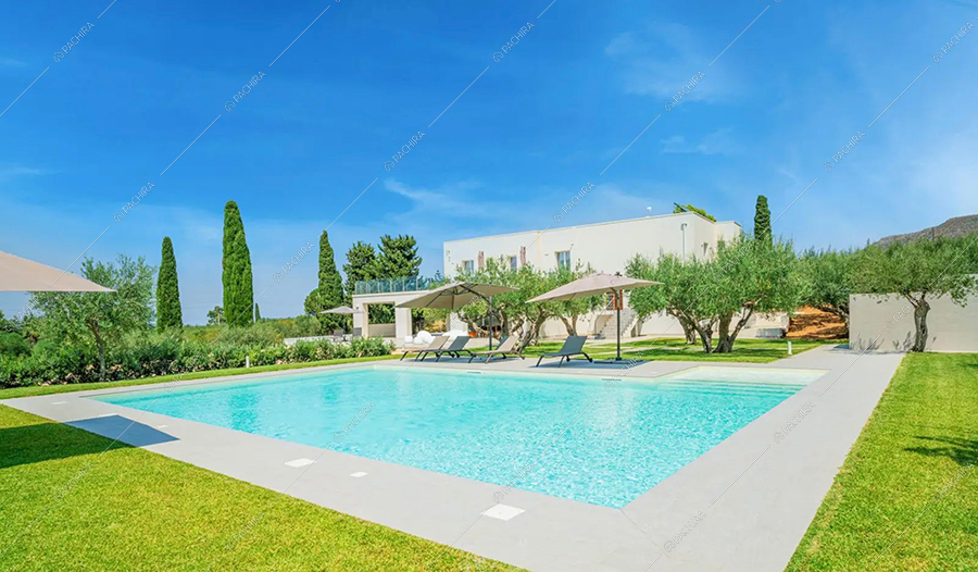 Piscina della villa Godavari, location in stile moderno a Trapani