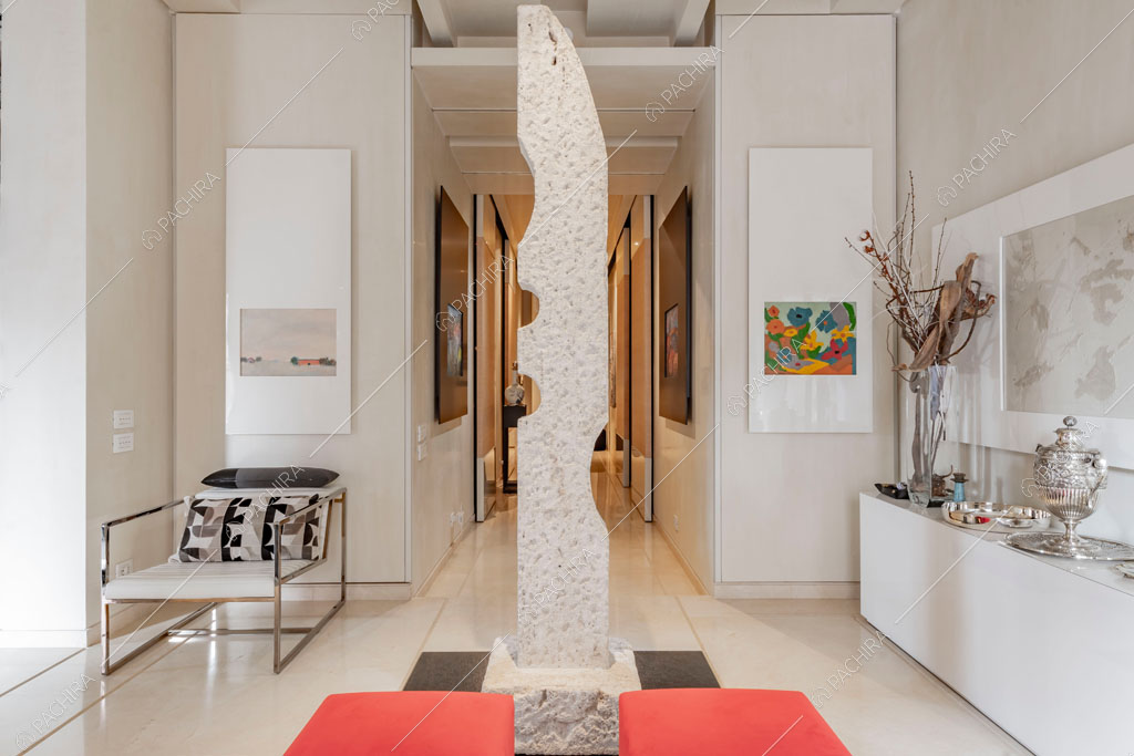 Atrio con scultura nell'appartamento Kamala, location in stile contemporaneo a Roma