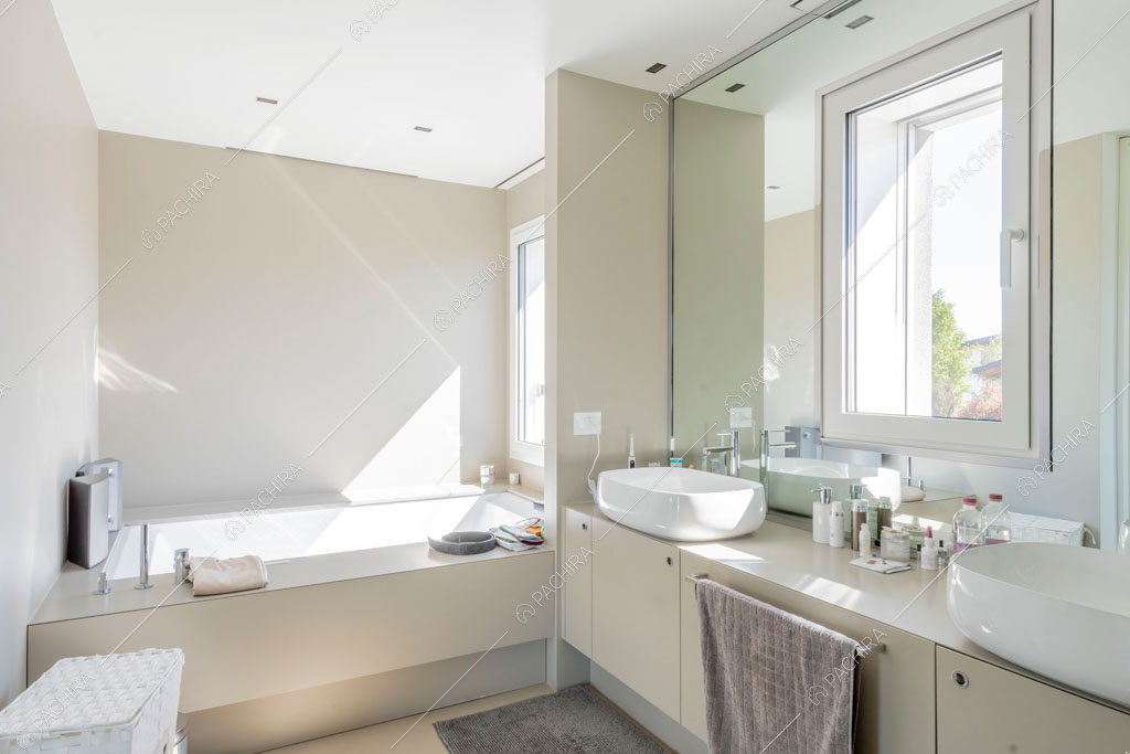 Bagno della villa Columbia, location in stile moderno a Como