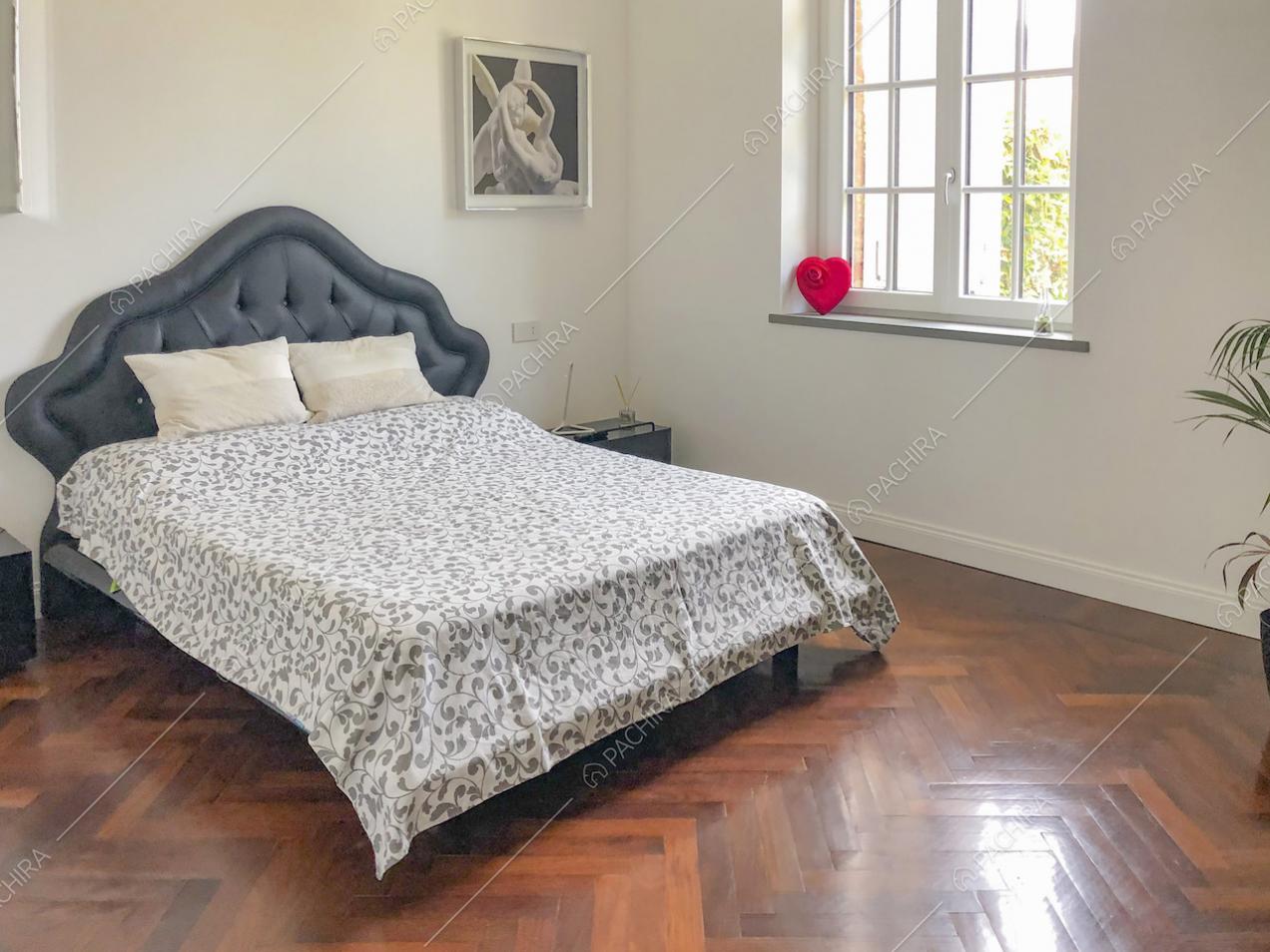 Letto matrimoniale con testata trapuntata nera