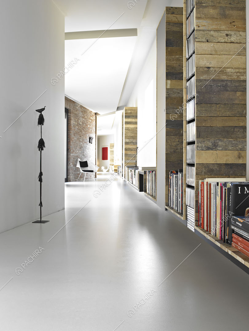 Corridoio con librerie in legno delabrè