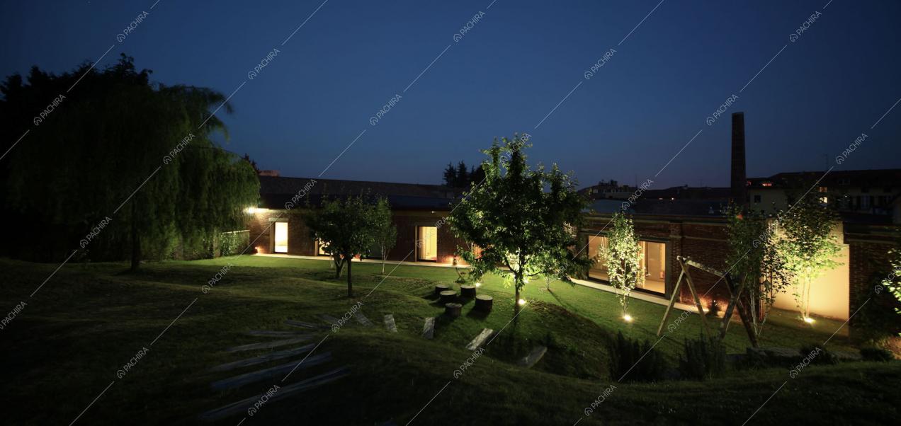 Giardino della villa con illuminazione notturna
