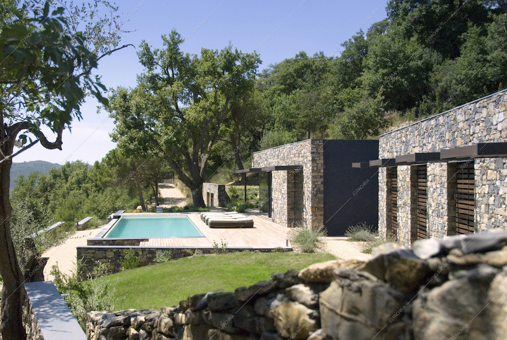 Villa in pietra naturale con piscina esterna