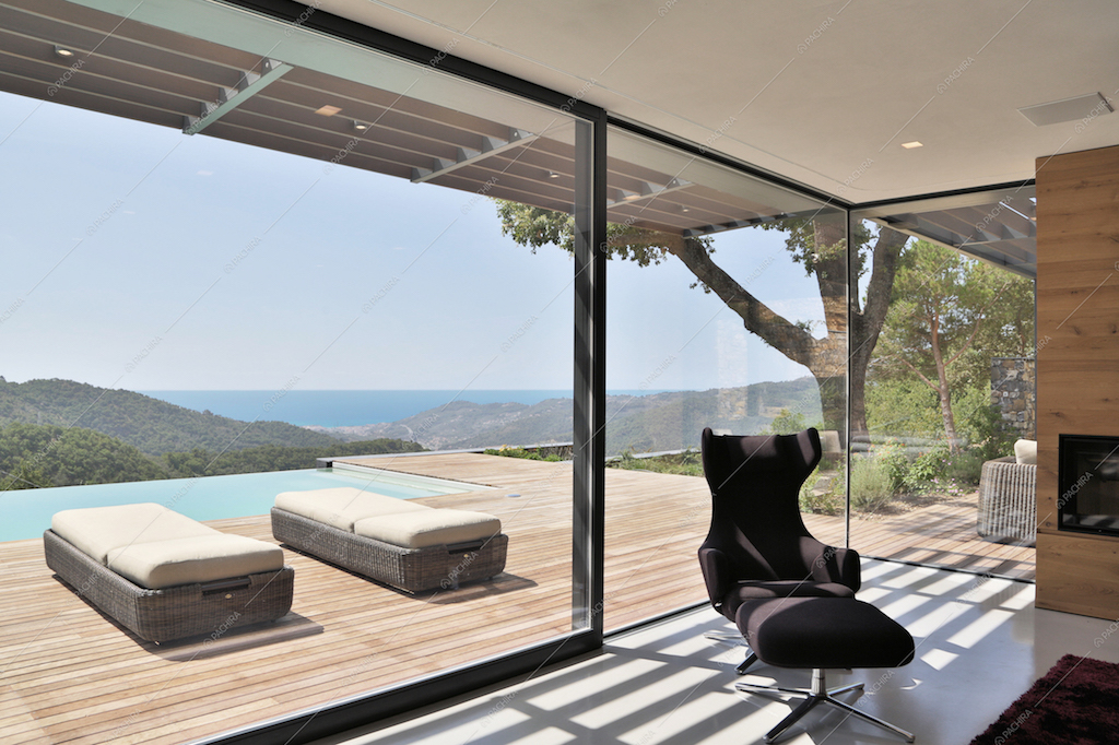 Vetrate con vista mare e piscina