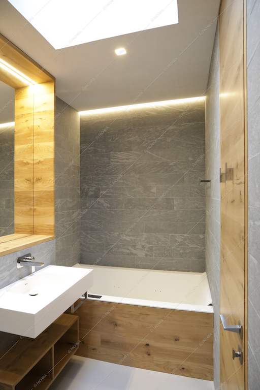 Il bagno in pietra e legno