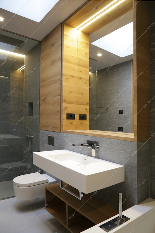 Bagno contemporaneo con specchio