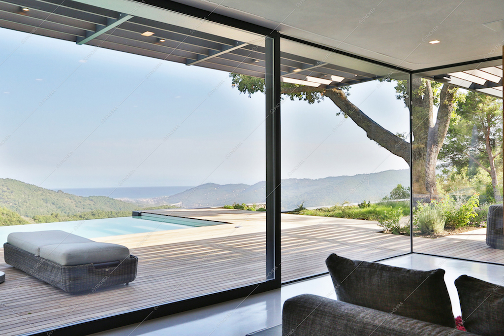 Infinity pool e vista mare dalle vetrate della Location Peperone