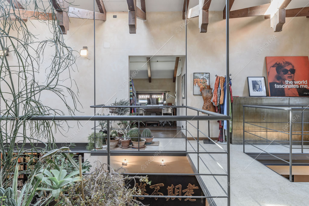 Pianerottolo con vista sulla zona living del loft Mindanao, location in stile contemporaneo a Milano