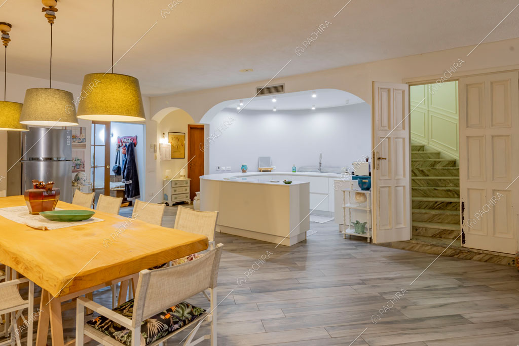 Cucina a vista della villa Ararat, location in stile classico a Milano