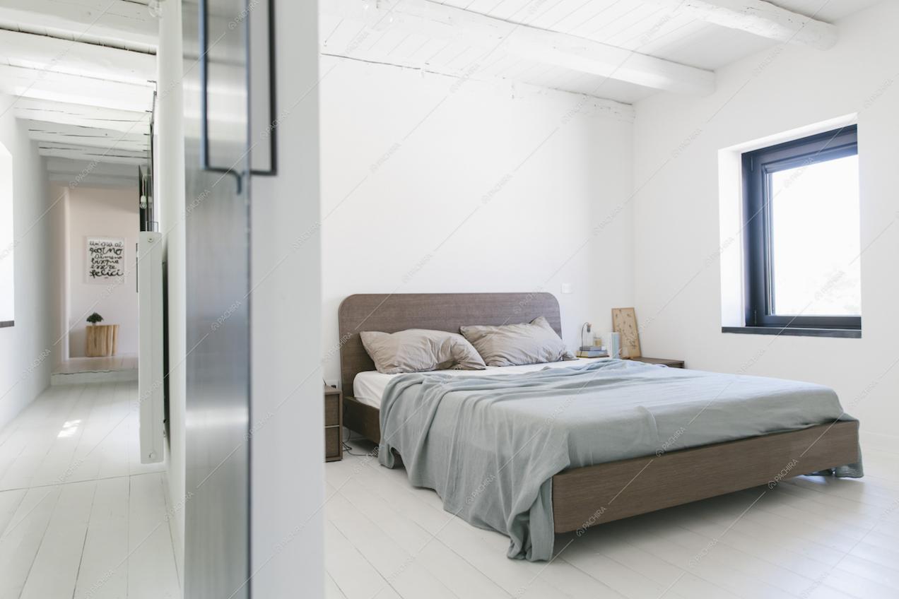 Camera da letto con travi a vista bianche