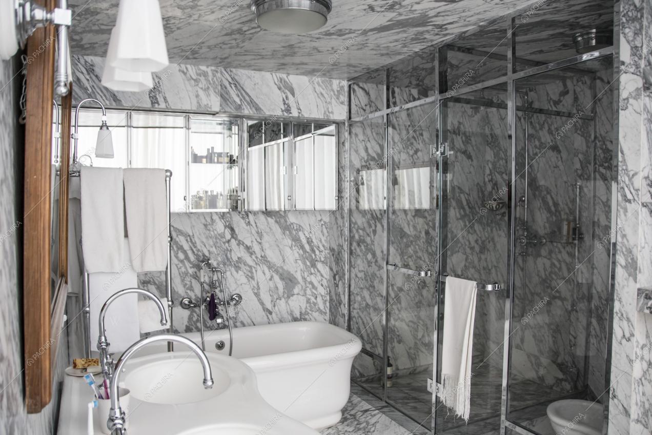 Bagno in marmo grigio e bianco
