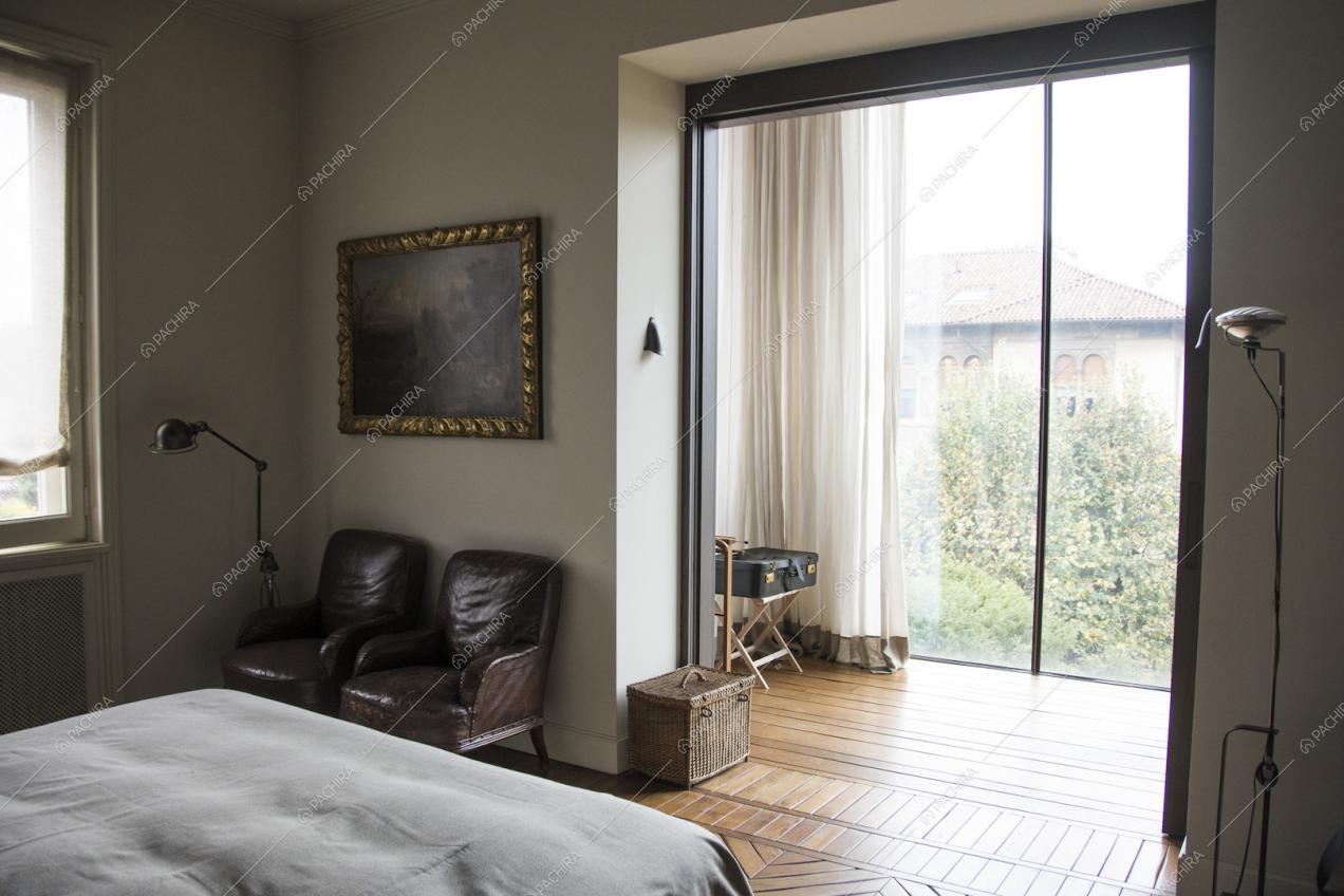 Camera da letto con luminose vetrate