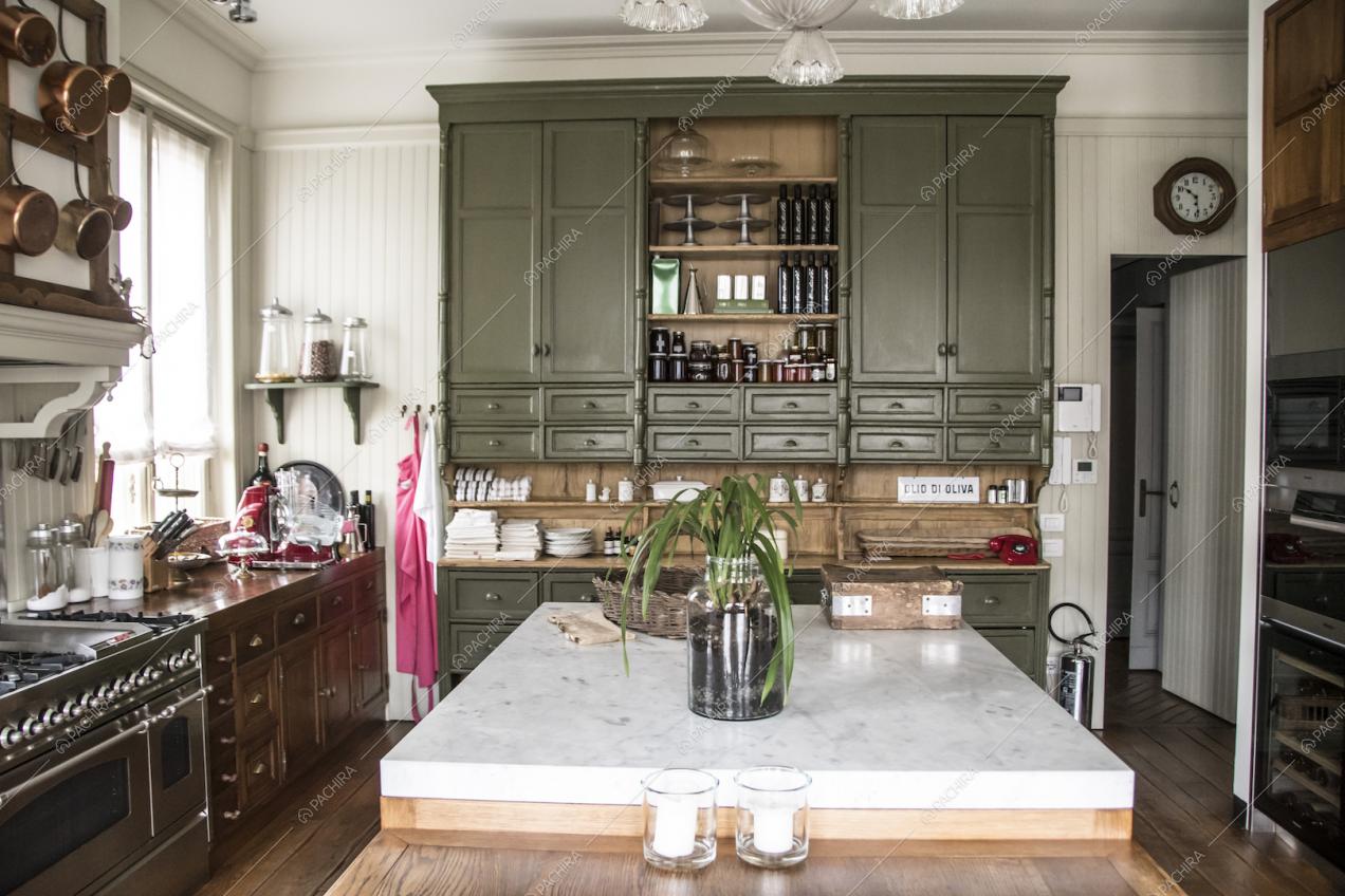 Cucina con isola in stile Inglese