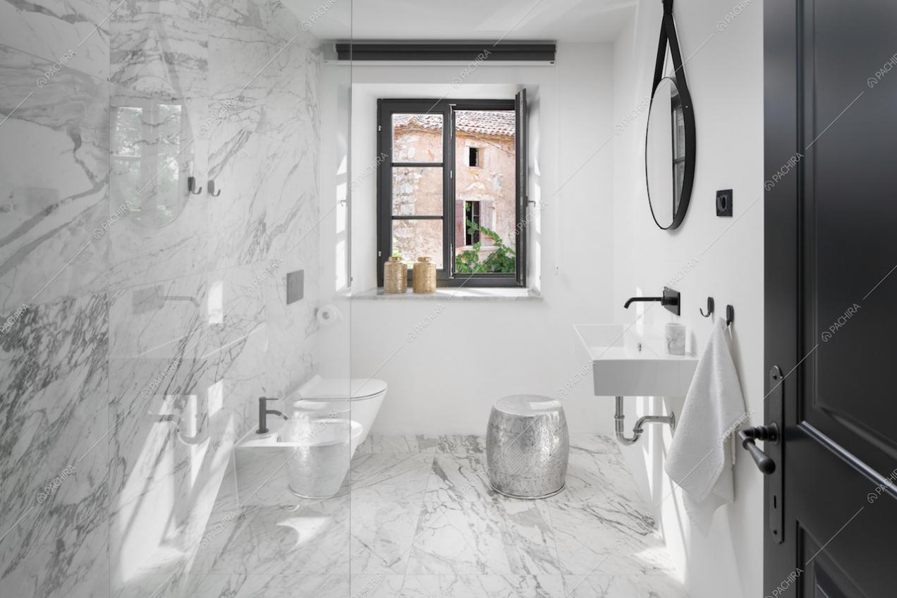 Il bagno in marmo bianco della Location Pruno