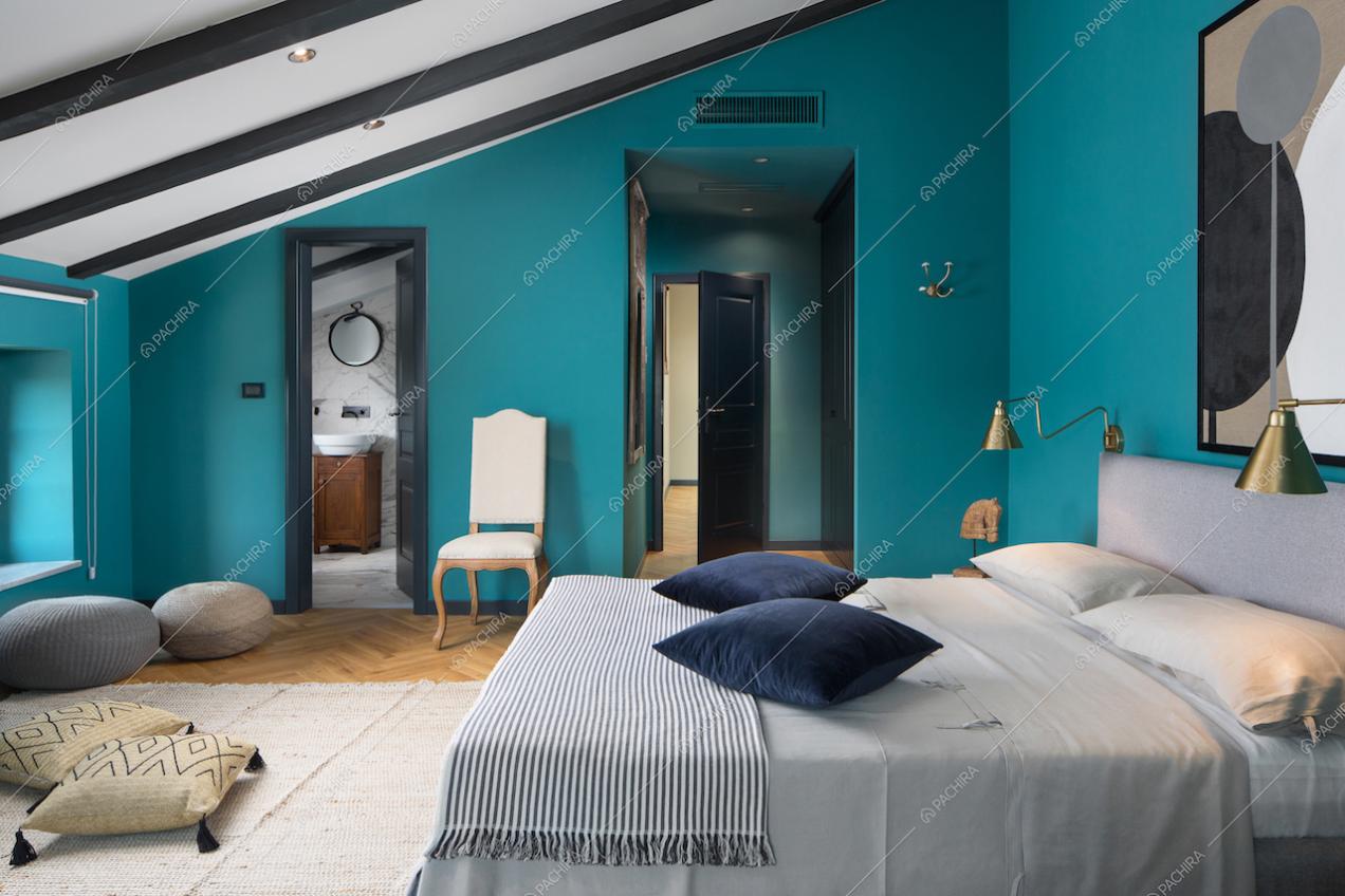 Camera da letto con mansarda e travi a vista