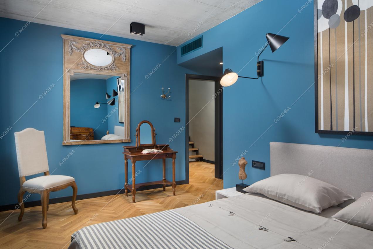 Lo specchio classico sulle pareti azzurre di questa Villa Moderna