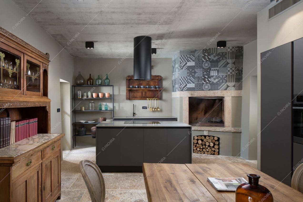 Cucina a isola open space e mobili in legno