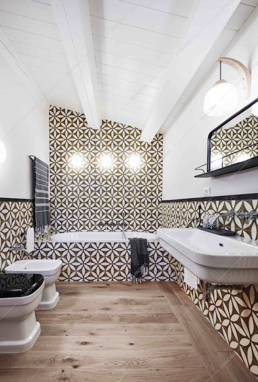 Il bagno con travi a vista bianche