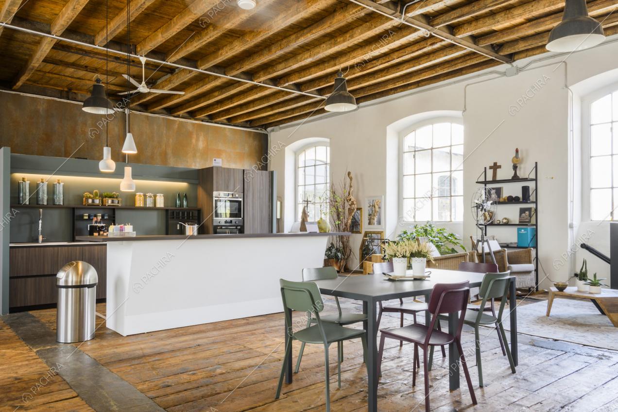 Cucina a parete e tavolo da pranzo con sedie in ferro