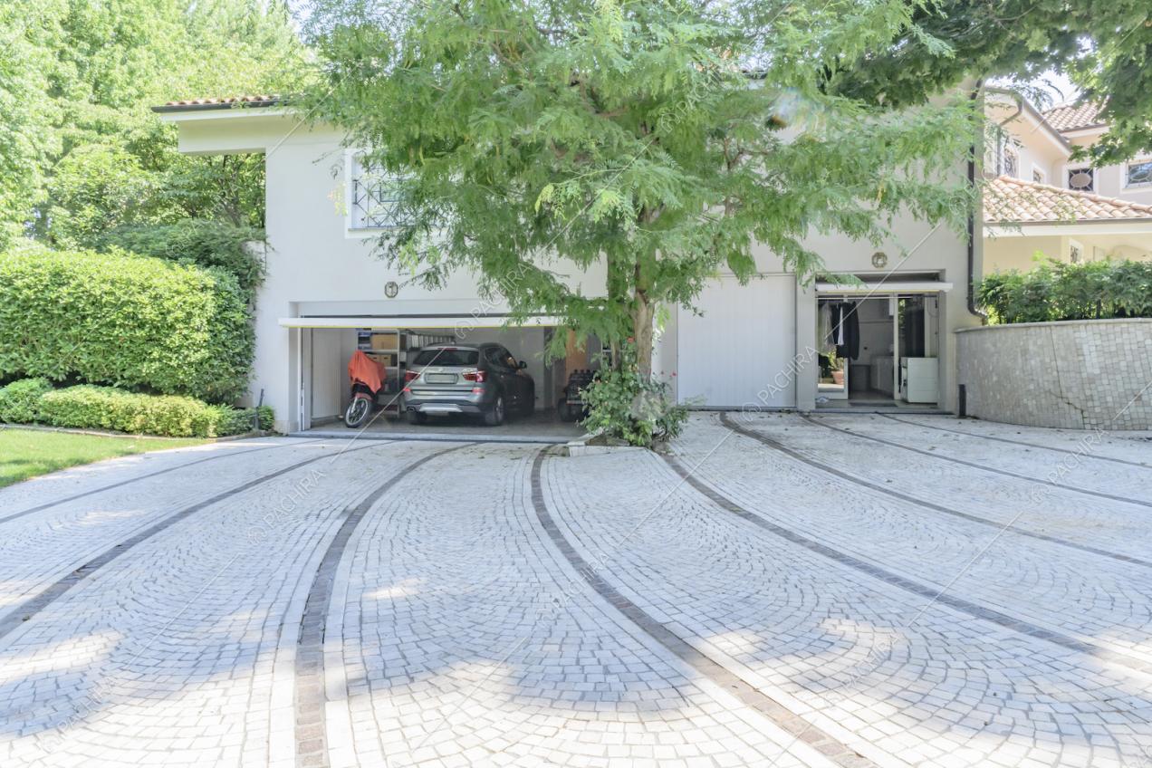 Pavimentazione in sampietrini conduce al garage e al locale lavanderia della villae