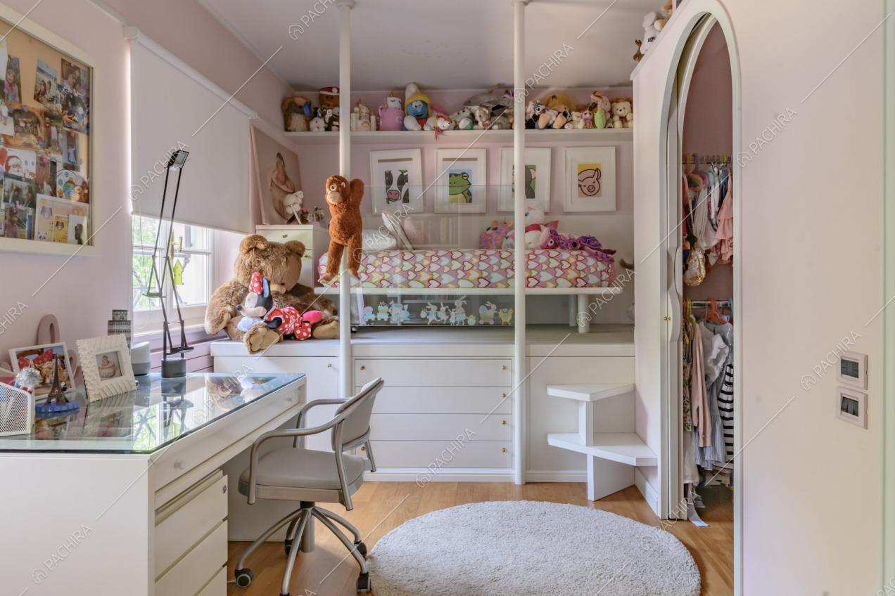Camera da letto dei bambini con letto su una cassettiera bianca