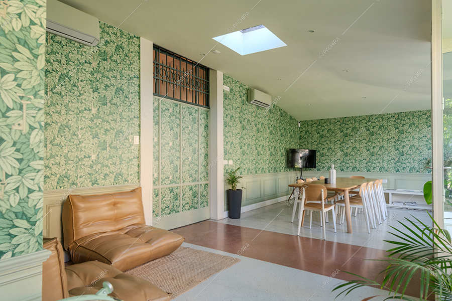 Zona living della villa Guadarella, location in stile contemporaneo a Milano
