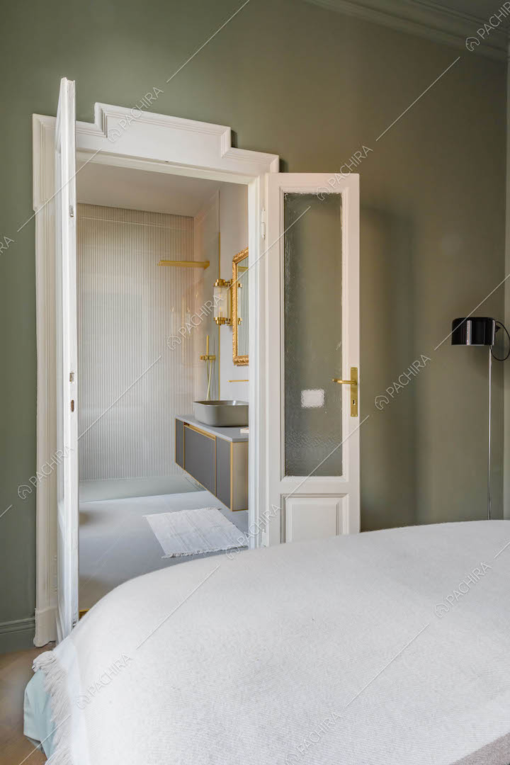 Camera da letto matrimoniale con pareti e soffitto verdi, porta a vetri e bagno privato