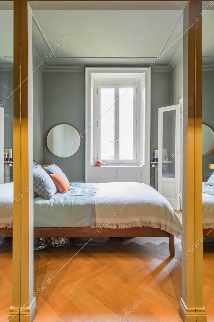 Camera da letto matrimoniale con colonne, boiserie sul soffitto e pavimento in parquet a spina di pesce