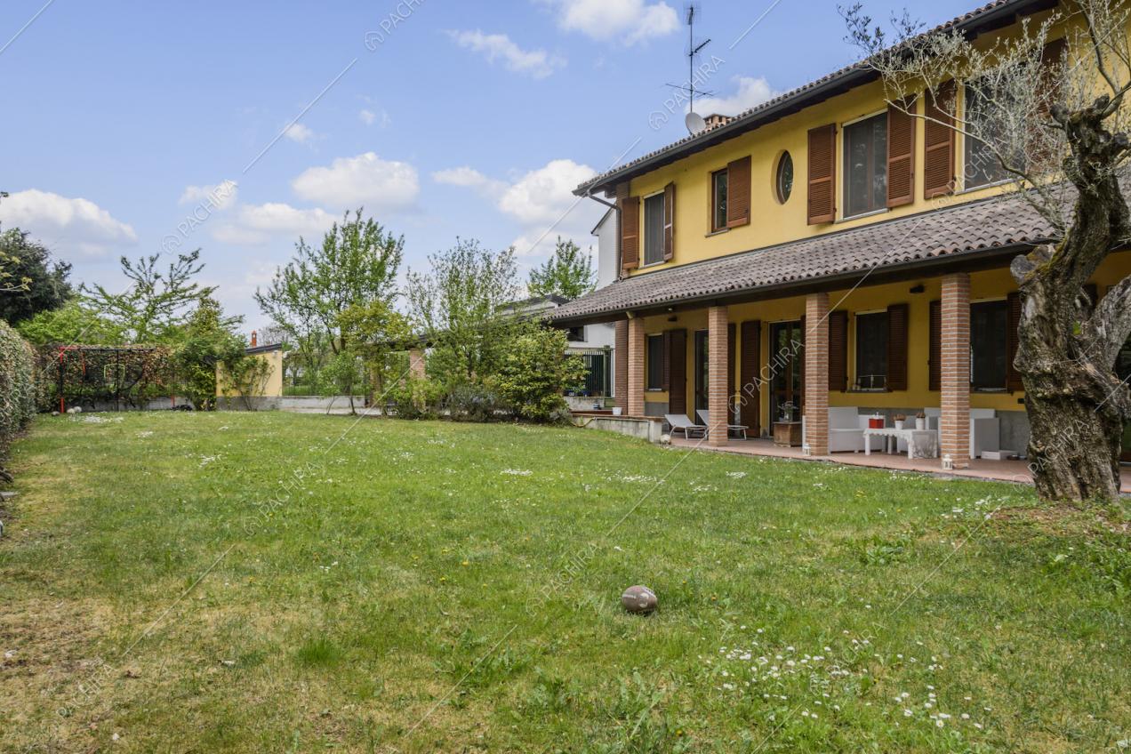 L'esterno della Location Lobelia e il grande giardino che la circonda