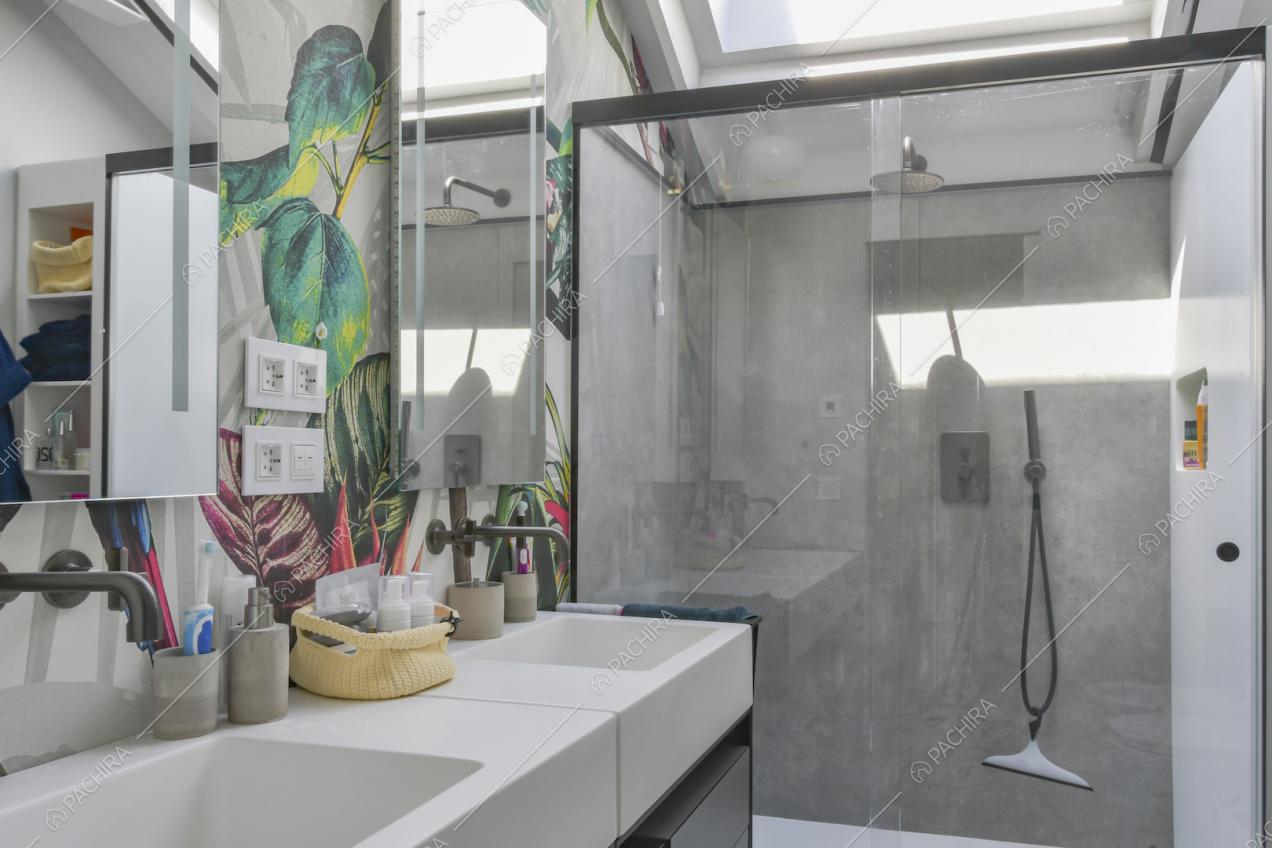 Bagno con doppio lavandino, carta da parati e doccia