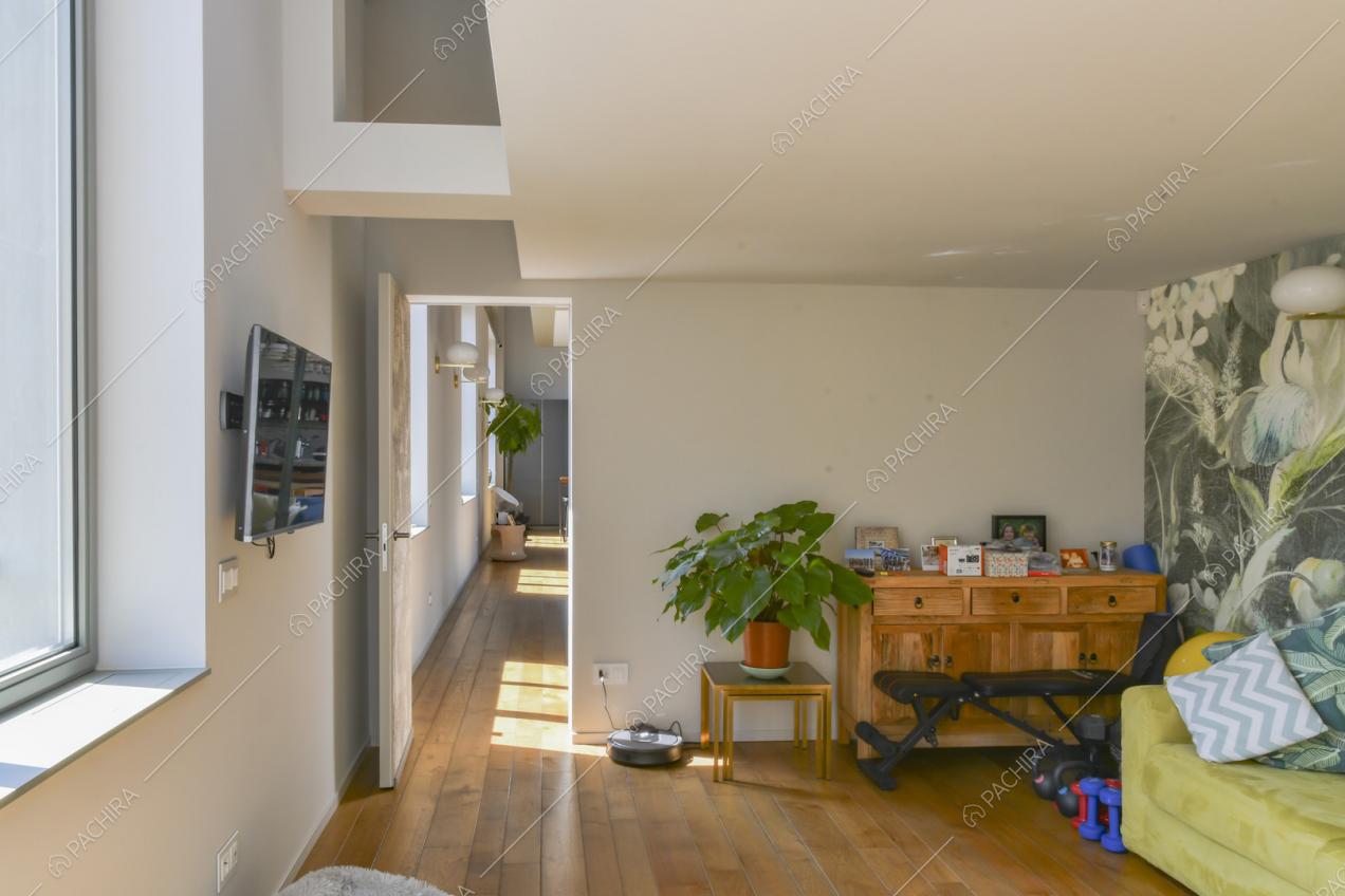 Mobile con cassetti in legno e pavimento in parquet