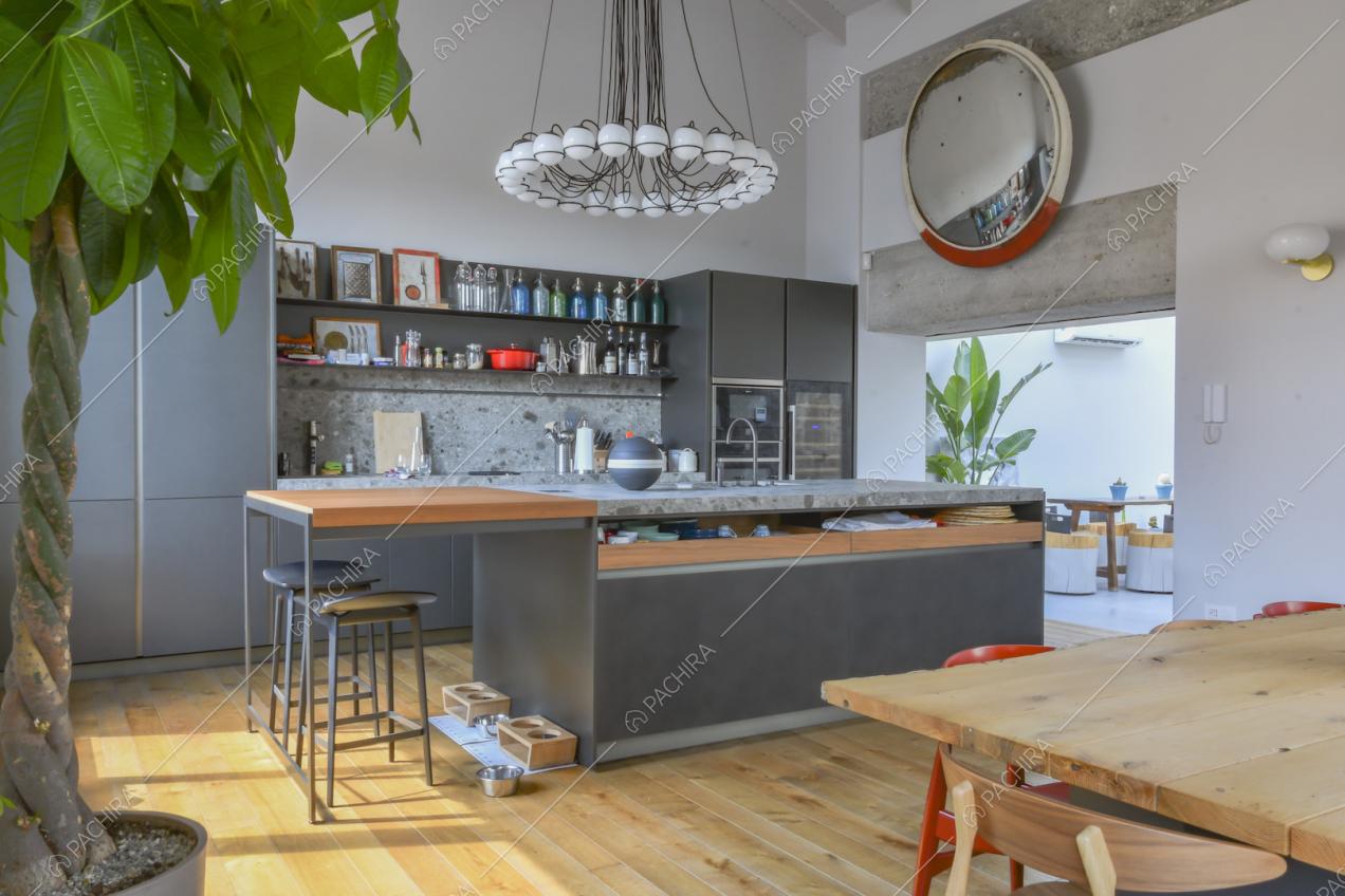 Cucina a vista color grigio con isola e sgabelli 