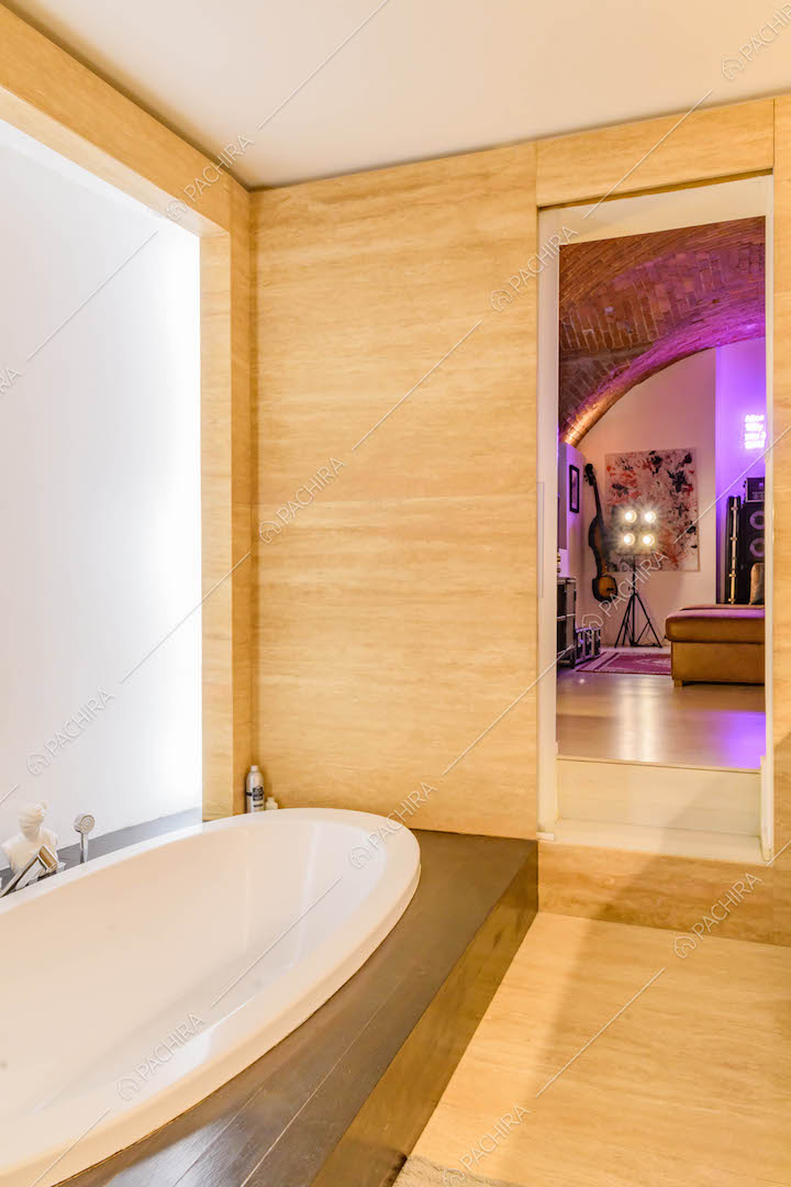 Vasca nel bagno con pareti e pavimento in parquet