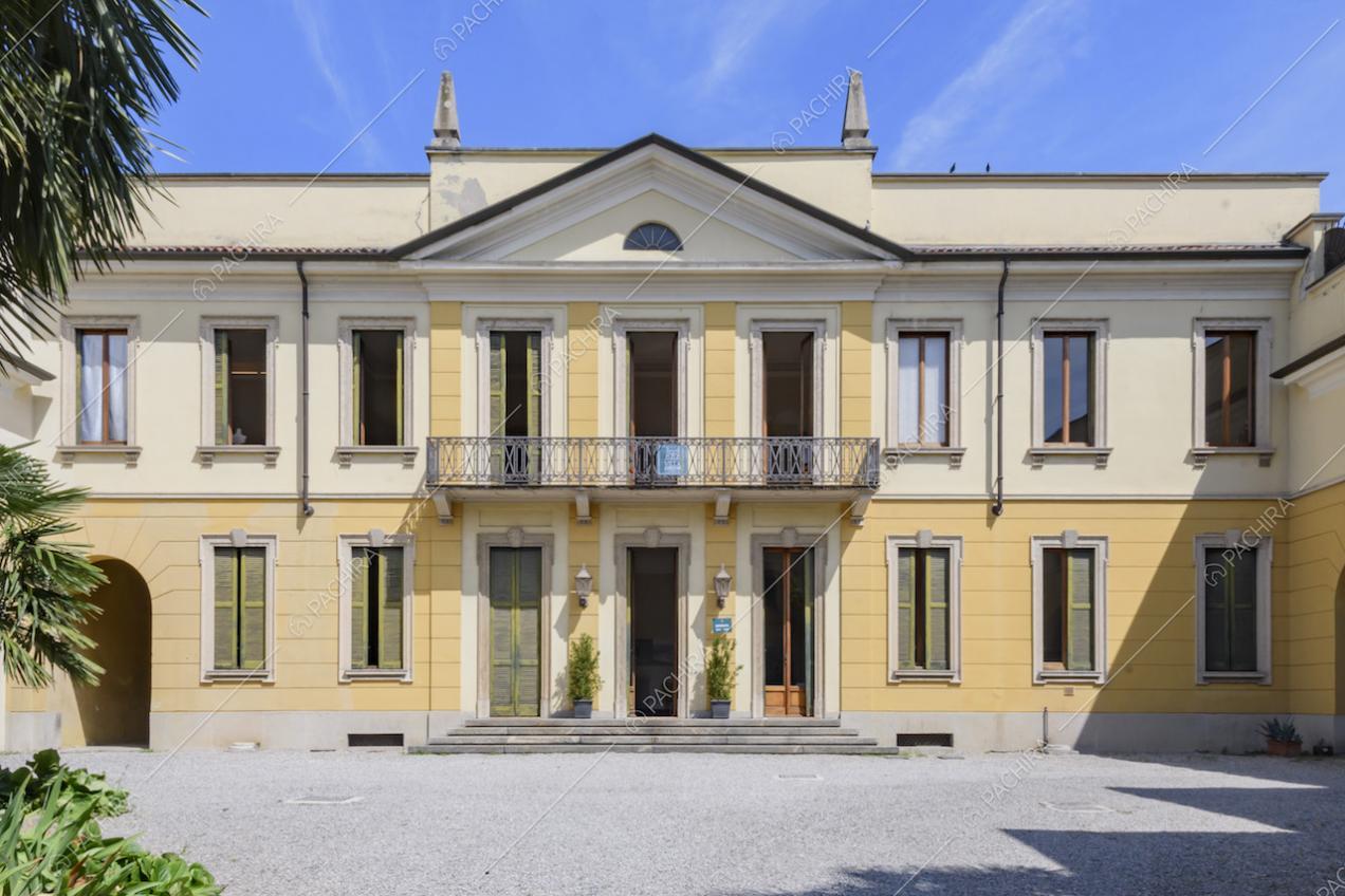 Ingresso principale della dimora storica con maestoso frontone e balcone al primo piano