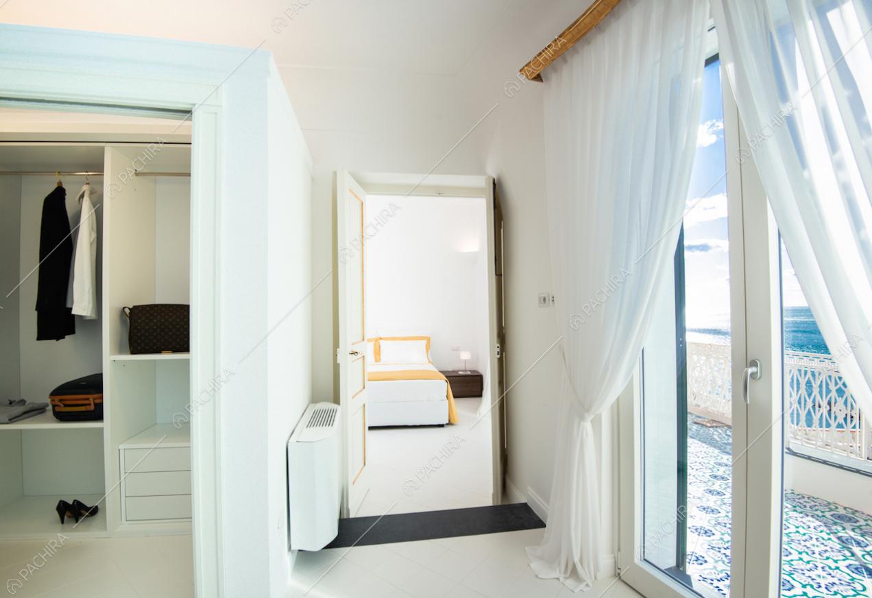 Cabina armadio, finestra e scorcio sulla camera da letto