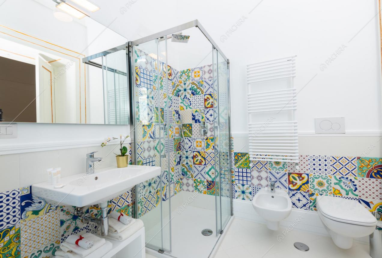 Box doccia e pareti del bagno rivestite con cementine 