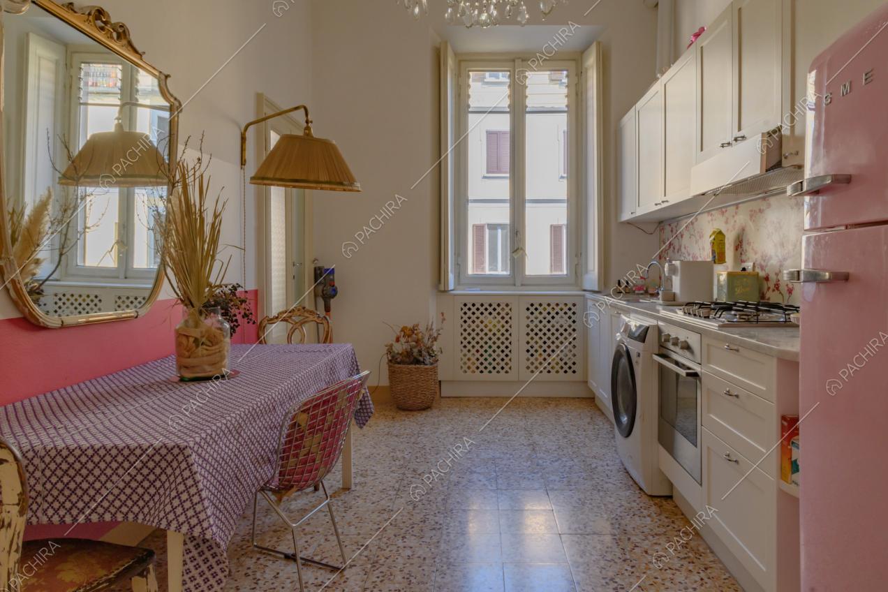Cucina a parete con piastrelle a gas, tavolo da pranzo e pavimento in piastrelle di marmo