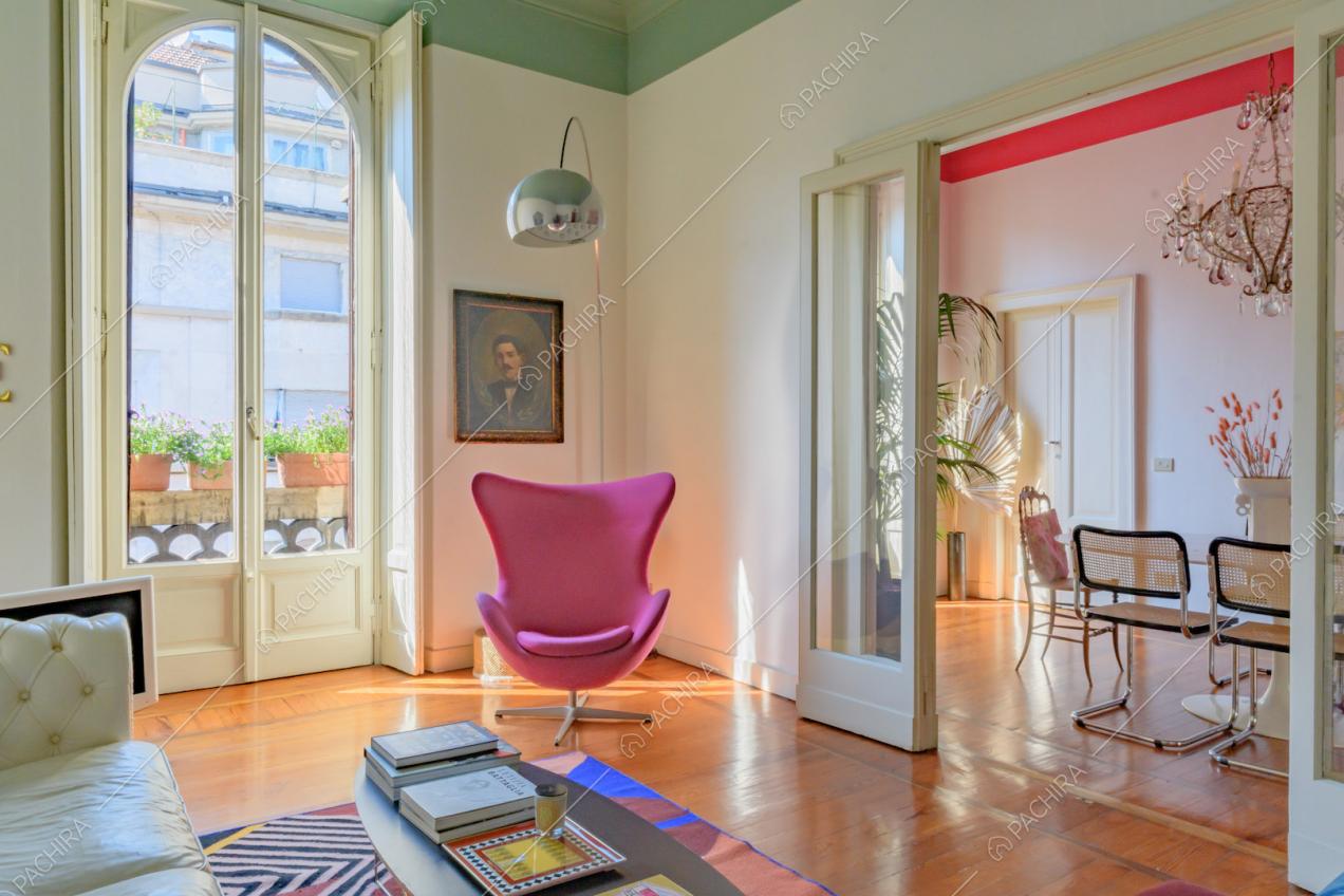 Pavimento in parquet del salotto, con arredamento di design, e della sala da pranzo