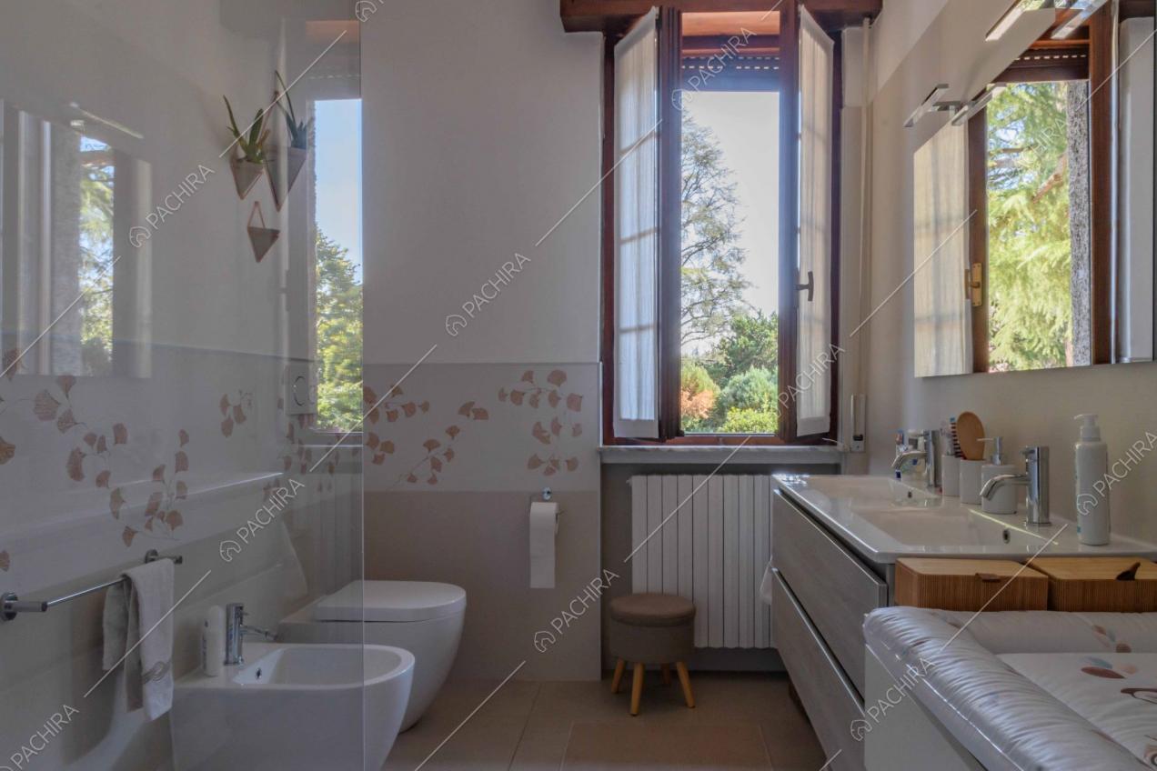 Bagno con box doccia e fasciatoio
