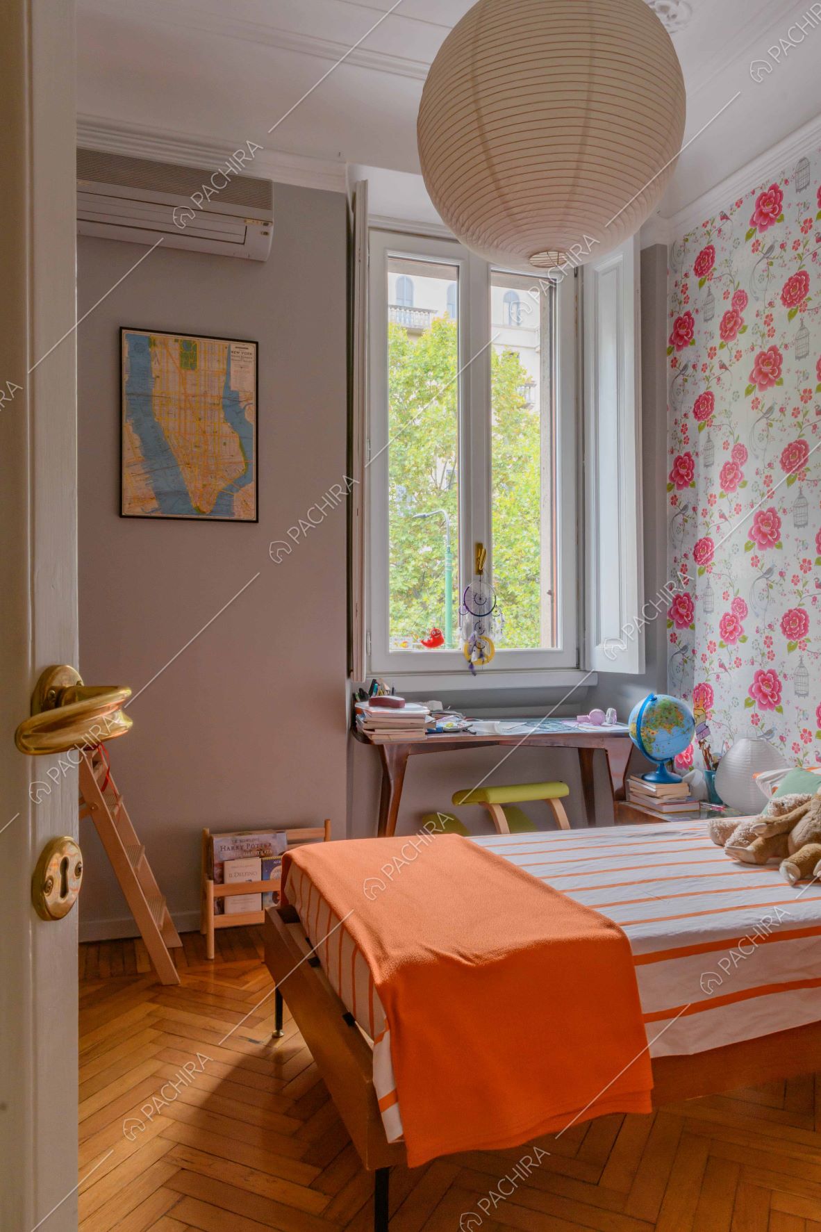 Camera da letto con pavimento in parquet a spina di pesce e carta da parati a fiori