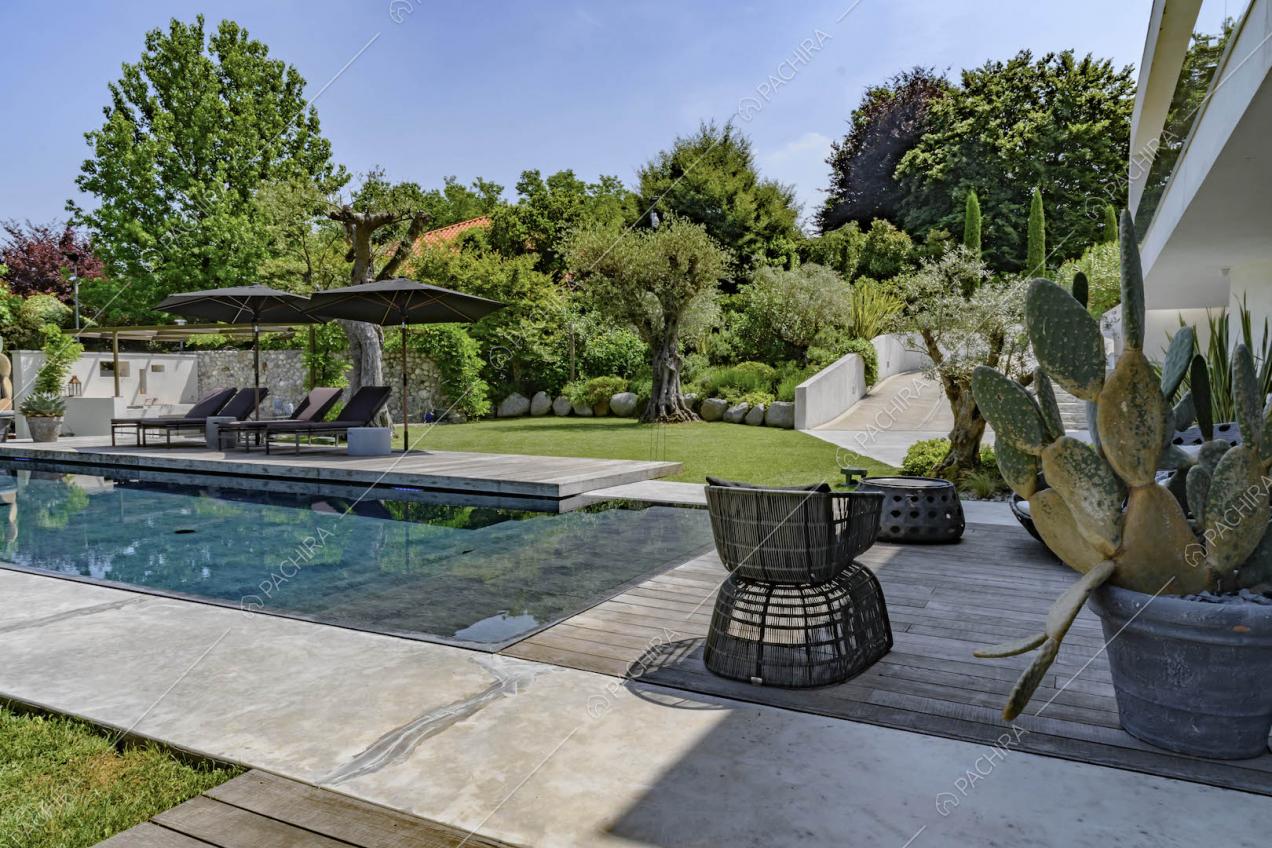Nel giardino pavimento in cemento e in legno vicino alla grande piscina